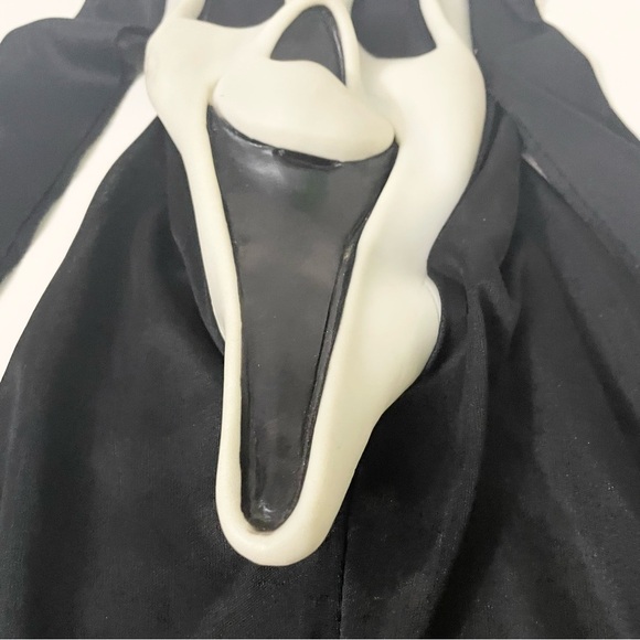 Scream Smiling Ghost Face Mask Fun World Div Glow in the Dark Halloween - Picture 5 of 16